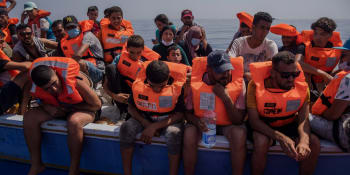 Stovky zachráněných migrantů skončily na Sicílii. Další jsou na lodi na moři 