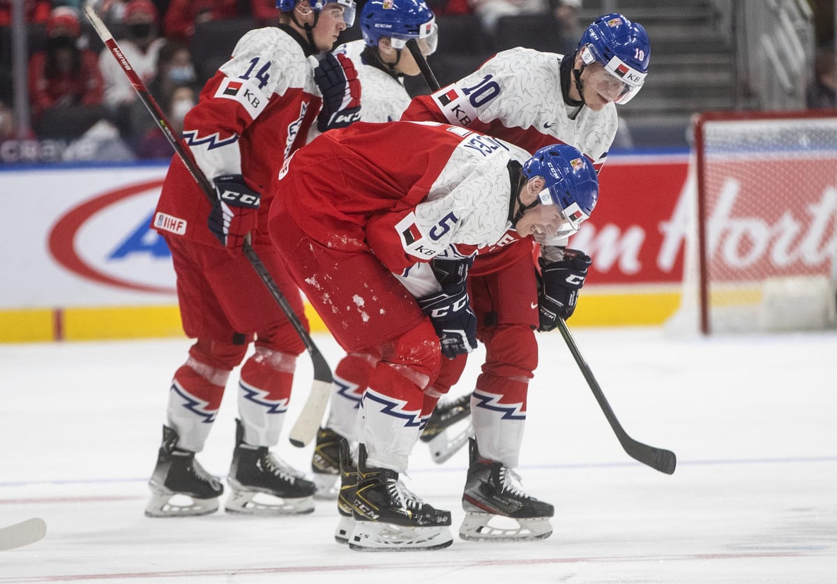 První špatnou zprávou pro český hokejový tým do 20 let na MS v Kanadě bylo zranění obránce Davida Jiříčka v úvodním duelu proti domácímu týmu.  