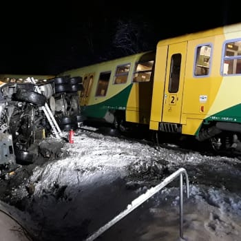 Zranění po srážce vlaku a auta na Žďársku