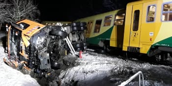 Železniční nehoda na Žďársku: Vlak po srážce s náklaďákem vykolejil, nejméně dva zranění