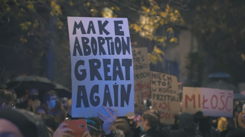 Masové protesty proti zákazu potratů v Polsku.