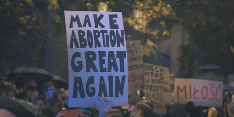 Protesty po zpřísnění potratů v Polsku se konají dosud.