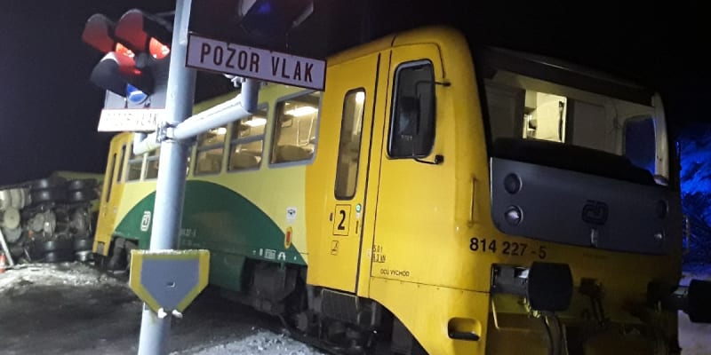 Srážka vlaku s nákladním autem na Žďársku