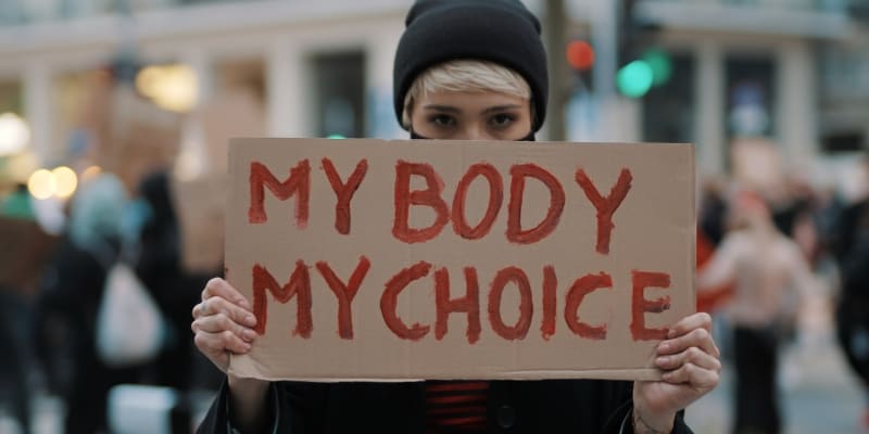 Protesty po zpřísnění potratů v Polsku se konají dosud.