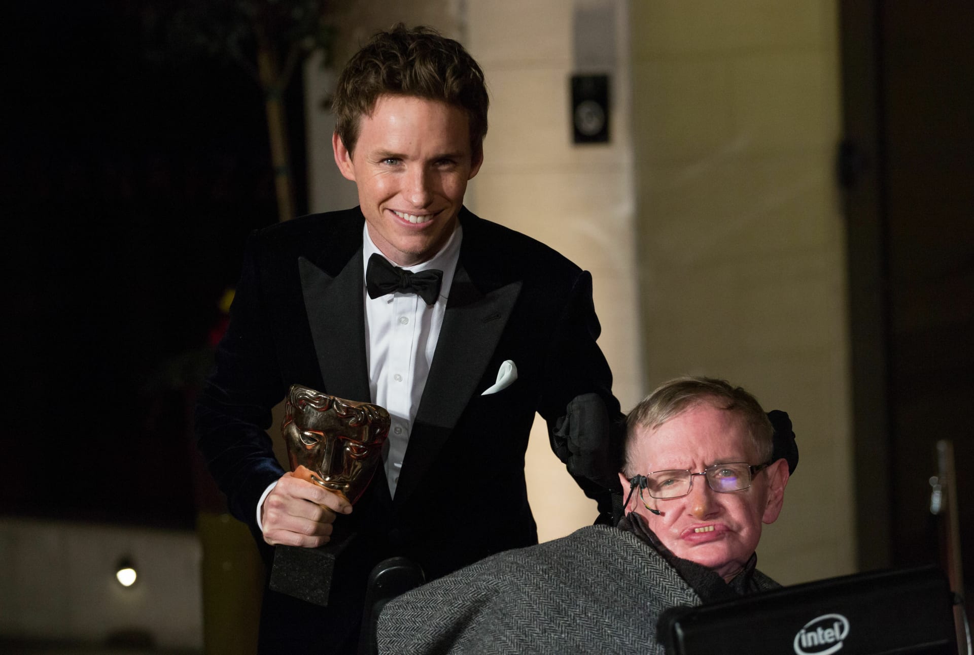 Hawking společně s hercem Eddiem Redmaynem, který jej ztvárnil ve filmu Teorie všeho.