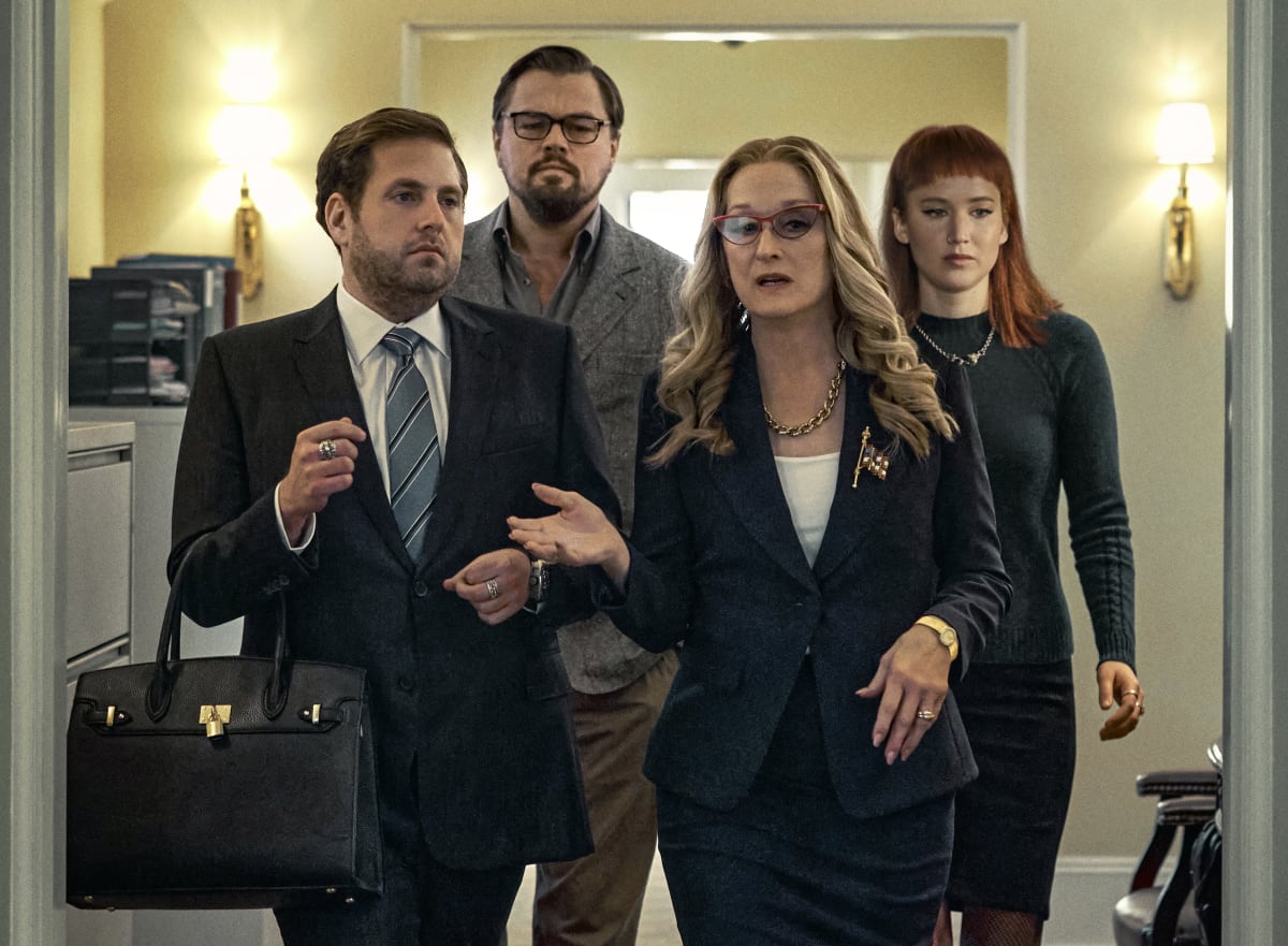 Ve filmu K zemi hleď si hlavní role zahráli (zprava) Jennifer Lawrencová, Meryl Streepová, Leonardo DiCaprio a Jonah Hill.
