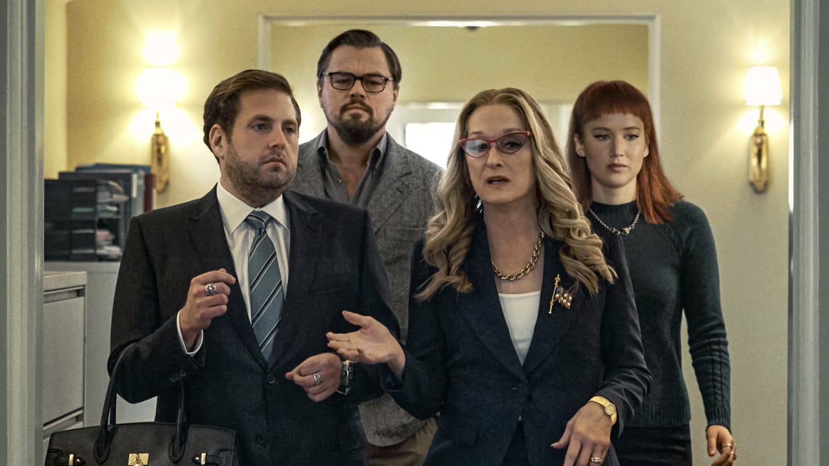 Ve filmu K zemi hleď si hlavní role zahráli (zprava) Jennifer Lawrencová, Meryl Streepová, Leonardo DiCaprio a Jonah Hill.