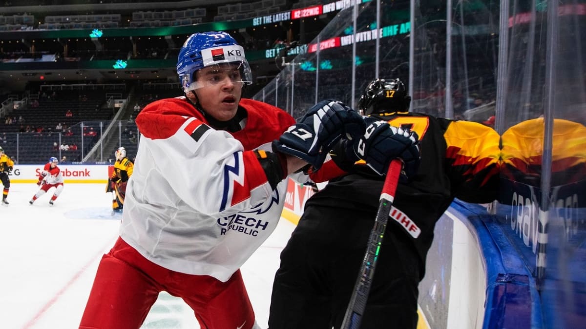 Hokejový šampionát do 20 let skončil dříve, než pořádně začal. Na fotografii je český reprezentant Tomáš Chlubna.