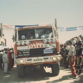 Poprvé vítězně: Posádka Loprais–Stachura–Mück dojíždí do tradičního cíle u Růžového jezera v senegalském Dakaru.