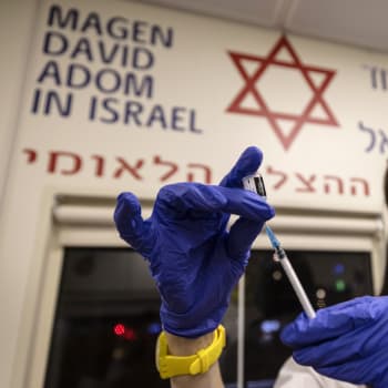 Izrael zápasí s novou variantou koronaviru omikron.