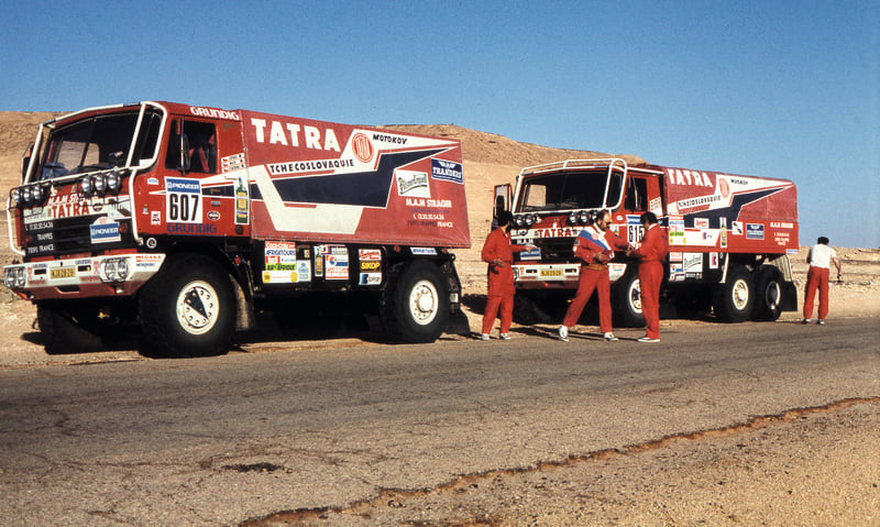 Tatra vyslala v roce 1988 na Dakar tři odlišné soutěžní speciály řady 815: vpředu Lopraisova 4x4, za ní Kahánkova 6x6, chybí jen obrovská 8x8.