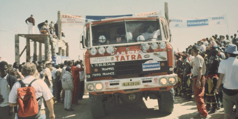 Poprvé vítězně: Posádka Loprais–Stachura–Mück dojíždí do tradičního cíle u Růžového jezera v senegalském Dakaru.