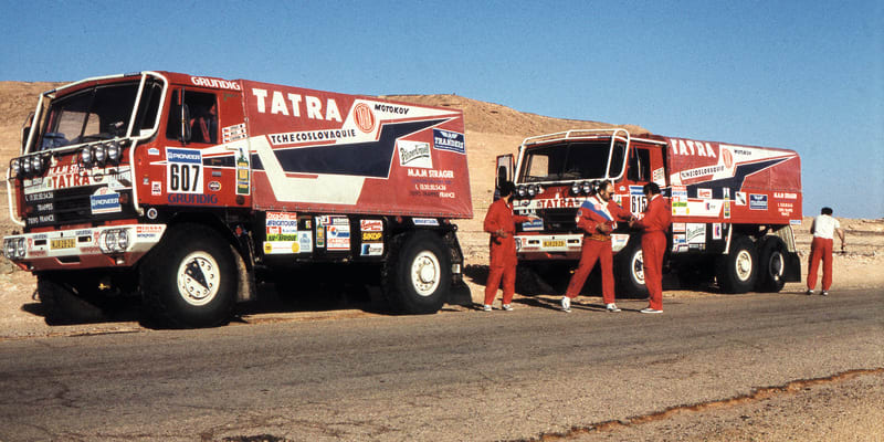 Tatra vyslala v roce 1988 na Dakar tři odlišné soutěžní speciály řady 815: vpředu Lopraisova 4x4, za ní Kahánkova 6x6, chybí jen obrovská 8x8.