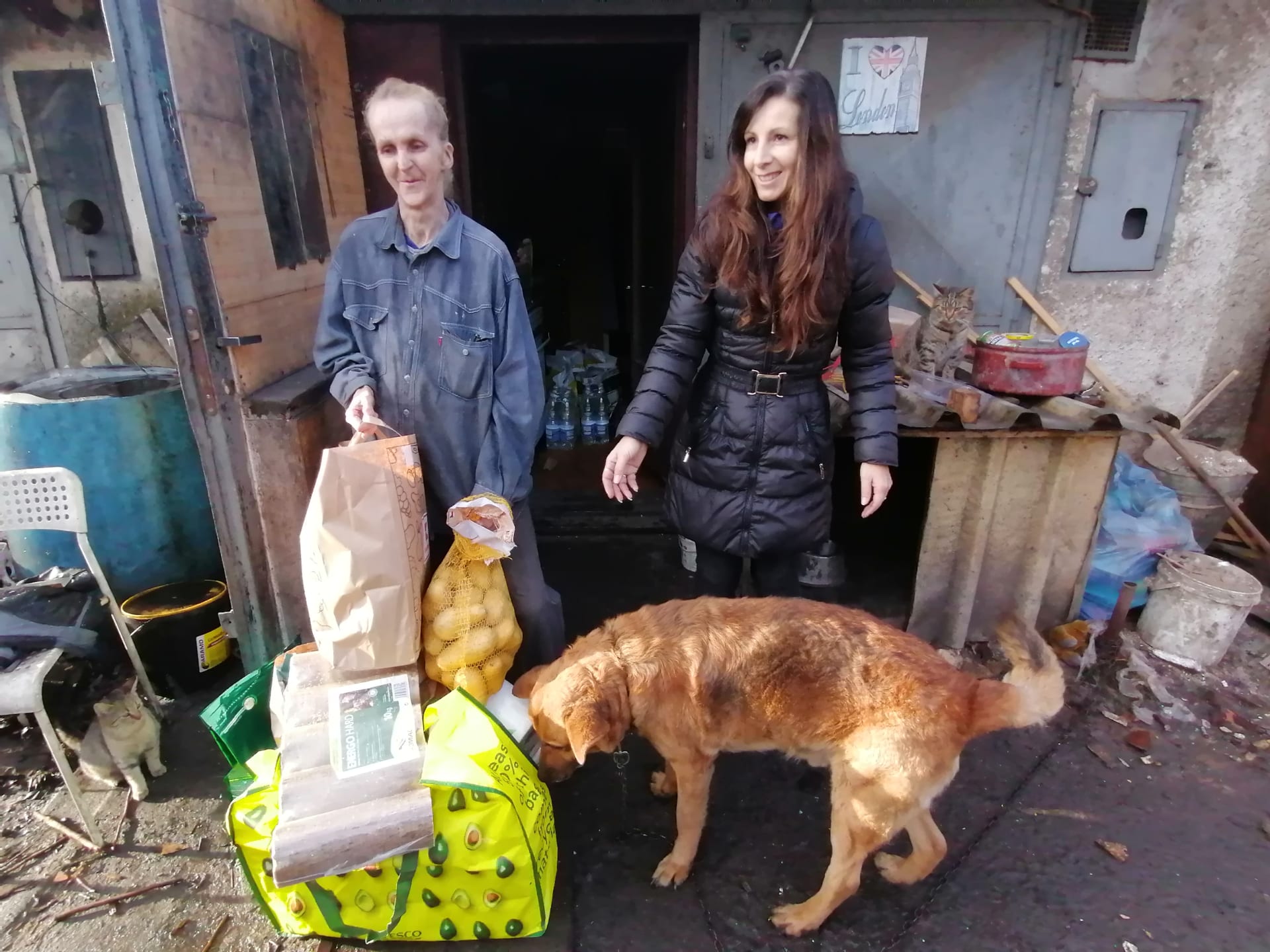 Čtenářky CNN Prima NEWS přivezly na silvestra Dagmar Palákové potravinovou pomoc. Pro ženu bez domova i její početná zvířata.