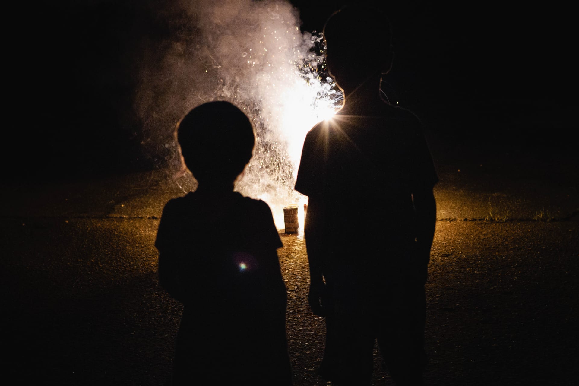Děti podle prvních informací měly sledovat zapalování zábavní pyrotechniky. (ilustrační snímek)