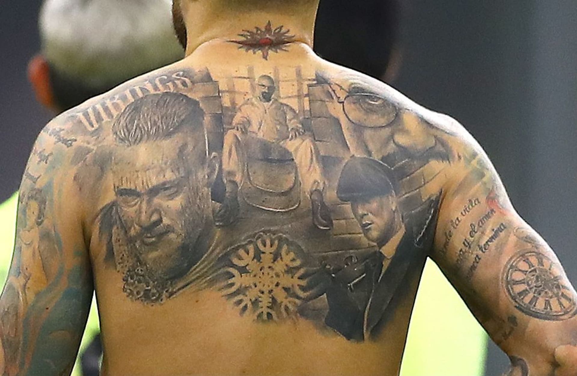 Záda obránce klubu Benfica Nicolase Otamendiho například zdobí tetování televizních postav včetně Waltera Whitea z Perníkového táty a Tommyho Shelbyho z Gangů z Birminghamu.