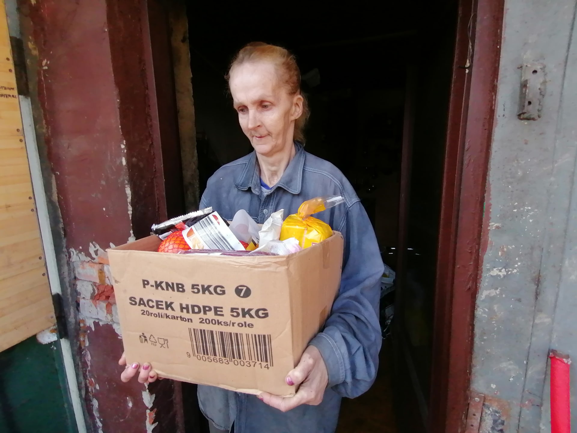 Čtenářky CNN Prima NEWS přivezly na silvestra bezdomovkyni Dagmar Palákové i potravinovou pomoc.