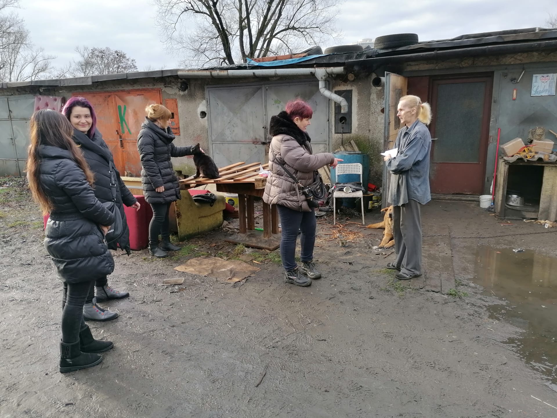 Čtenářky CNN Prima NEWS s bezdomovkyní Dagmar Palákovou, které přivezly hmotnou pomoc. Žena už 15 let žije v garáži bez tekoucí vody a elektřiny. S 11 kočkami, psem a andulkami.