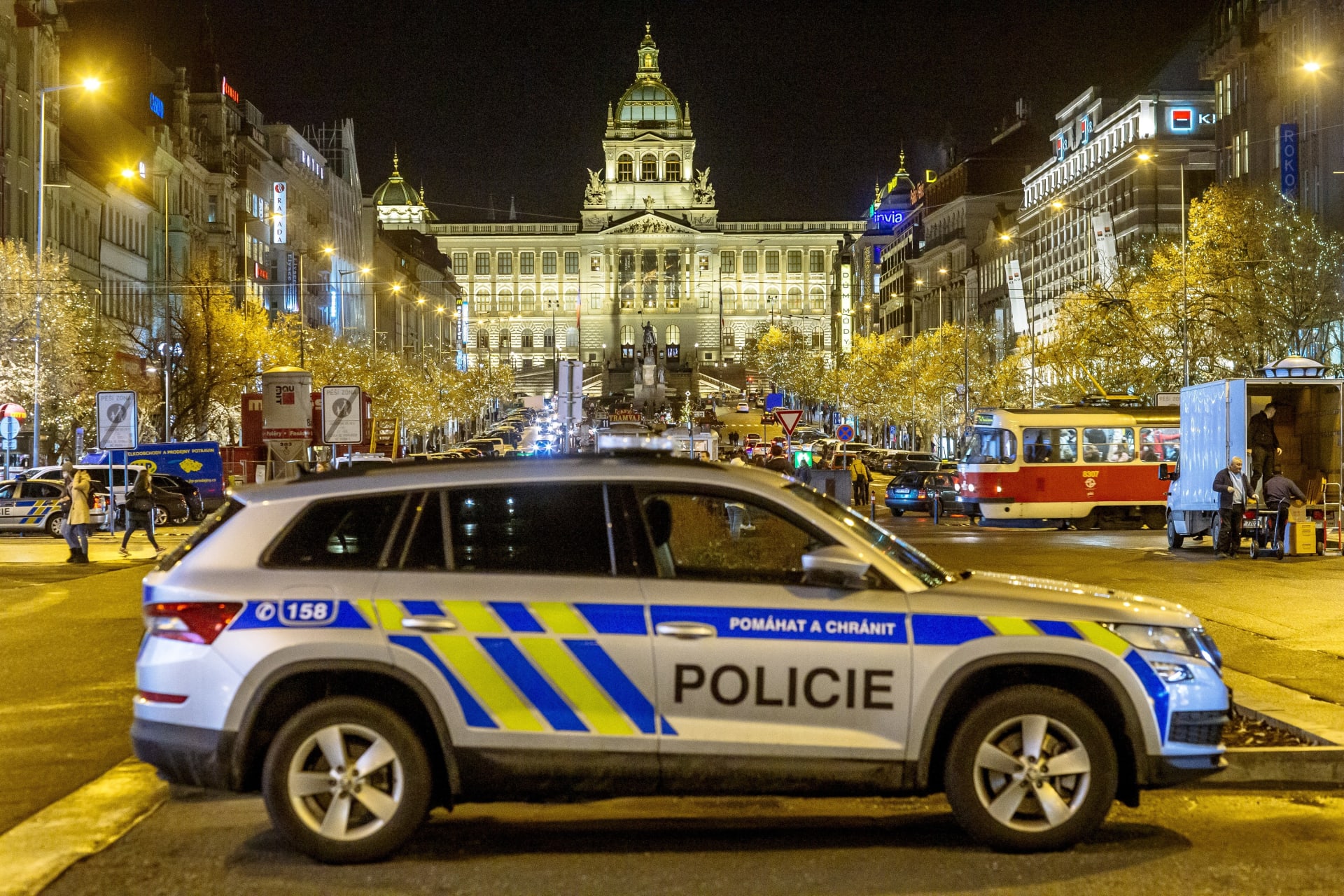 Policie hlídkuje o silvestrovské noci na pražském Václavském náměstí.
