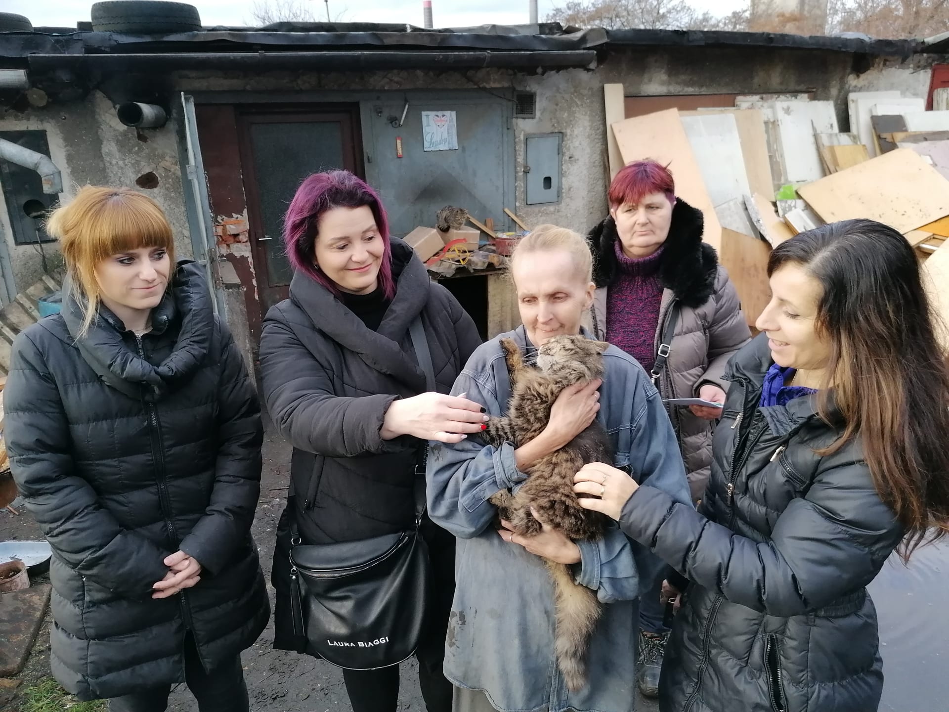 Čtenářky CNN Prima NEWS s bezdomovkyní Dagmar Palákovou, které přivezly hmotnou pomoc. Žena už 15 let žije v garáži bez tekoucí vody a elektřiny. S 11 kočkami, psem a andulkami.