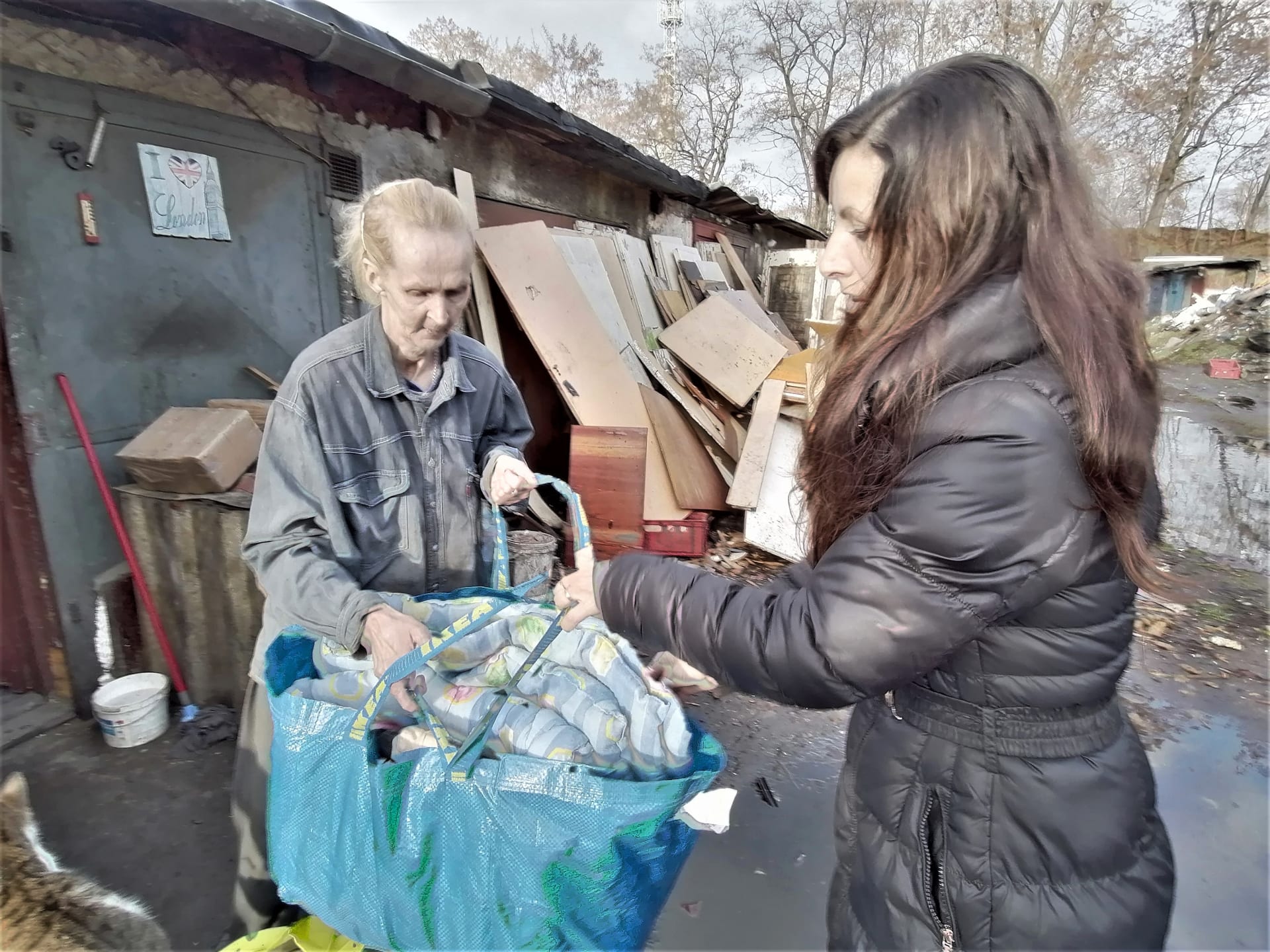 Dagmar Paláková žije v garáži s kočkami, psem a andulkami. Na silvestra jí čtenářky CNN Prima NEWS přivezly krmení pro její miláčky. I pitnou vodu, deky, ovoce, konzervy a další potraviny.