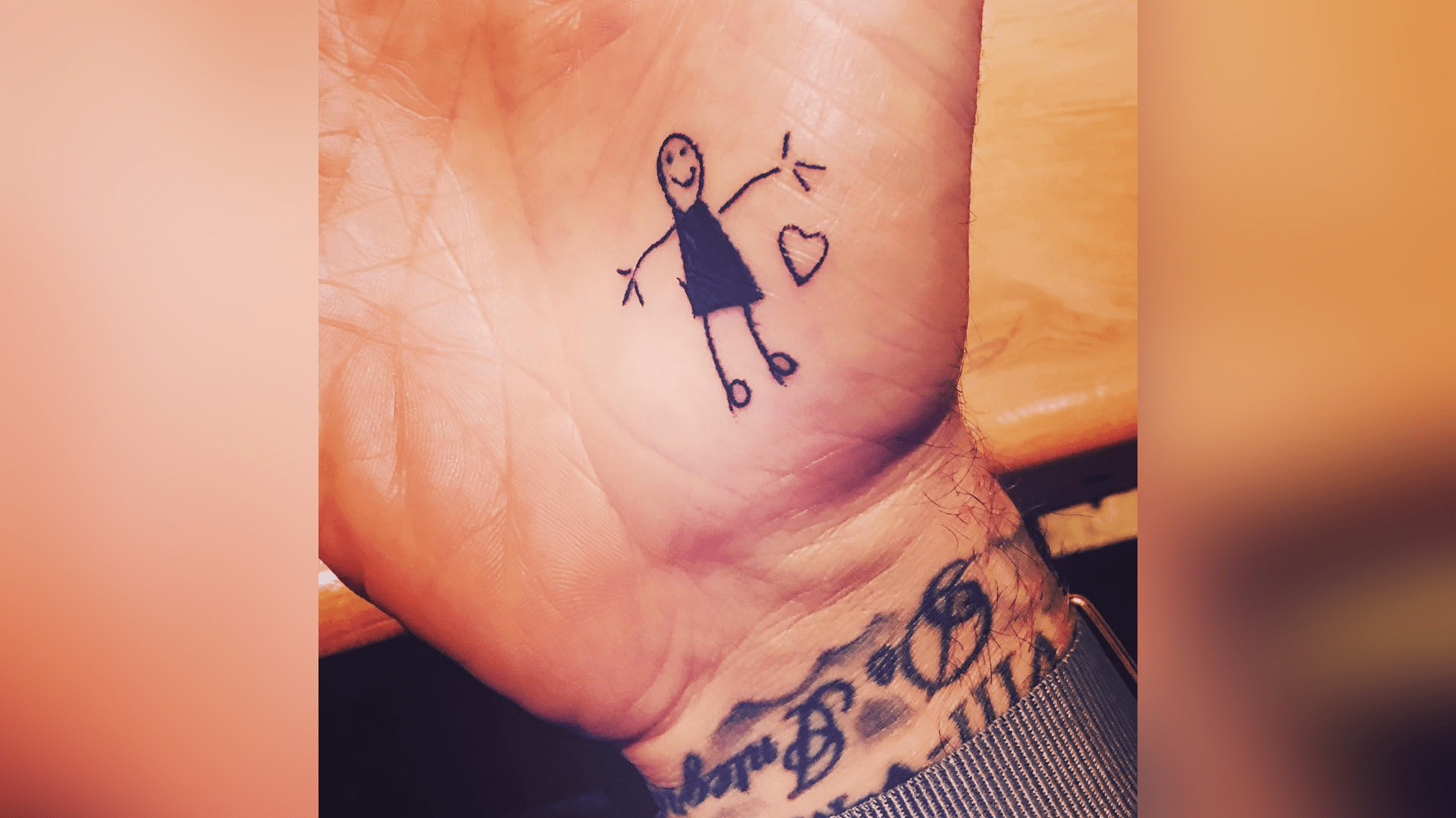 David Beckham má více než 40 tetování a většina z nich symbolizuje jeho rodinu. V roce 2015 si na ruku vedle srdíčka natrvalo vytetoval i kresbu tyčinkou od své dcery Harper. (zdroj: David Beckham)