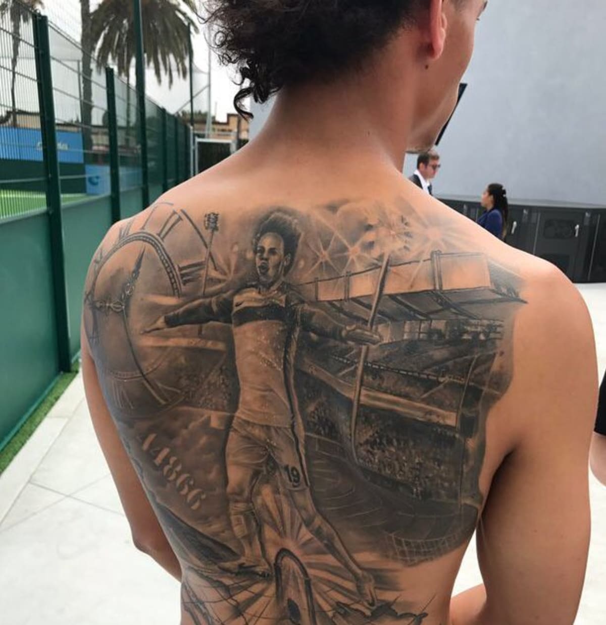 Leroy Sané z Bayern Mnichov má na zádech obrovské tetování, na kterém oslavuje vítězství Man City nad AS Monaco 5:3 v Lize mistrů v roce 2017. (zdroj: City Xtra)