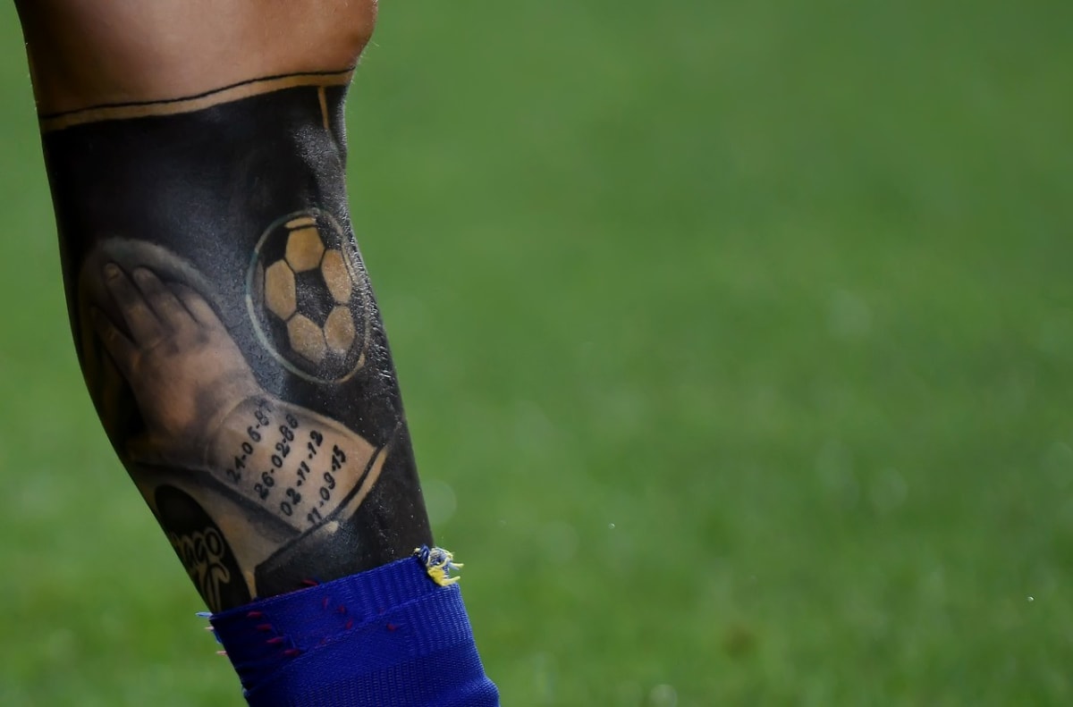 Legenda Lionel Messi má na svém těle více než 17 tetování. To nejneobvyklejší má umístěné kolem horní části třísel – obrázek rtů své manželky Antonelly. Ba jedné noze si musel nechat některá svá tetování začernit.