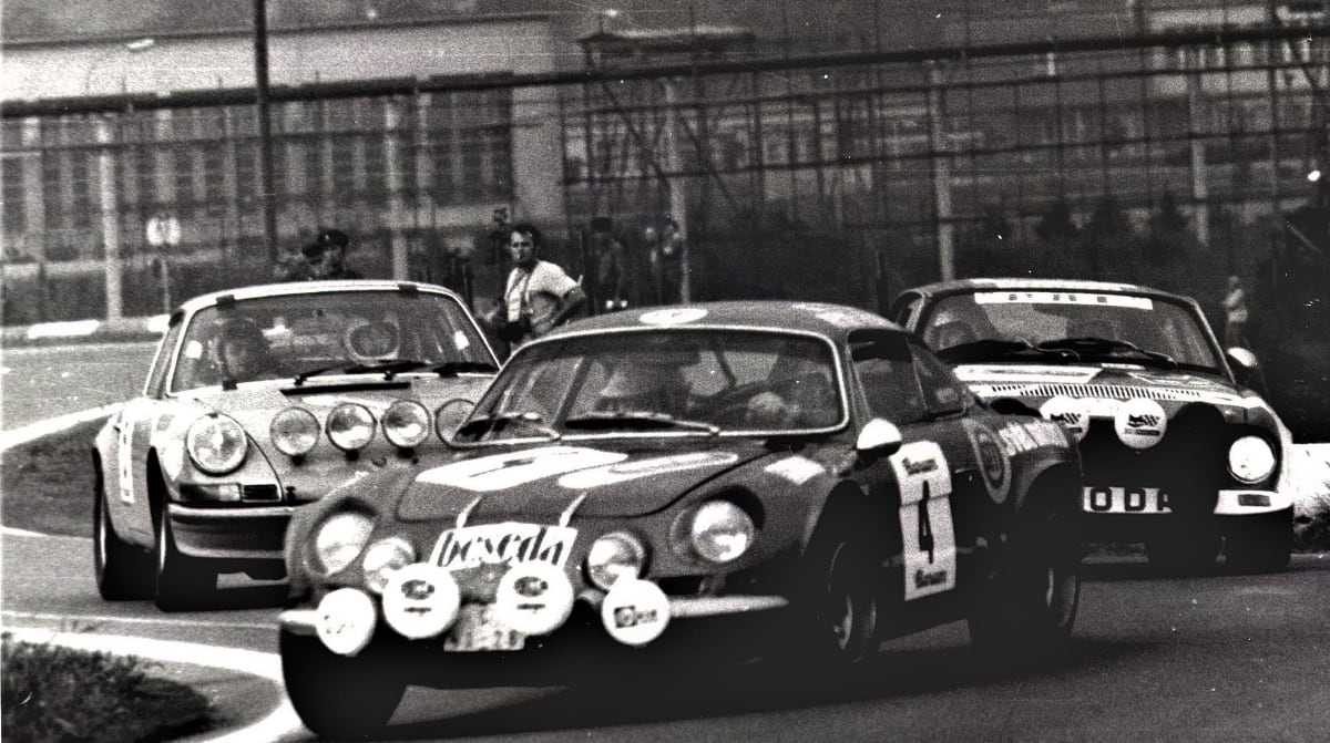 Posádka Vladimír Hubáček  Vojtěch Rieger ujíždí soupeřům při Rallye Škoda 1974.