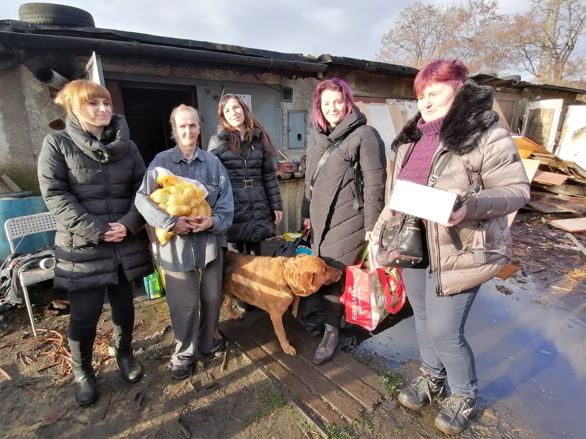 Čtenářky CNN Prima NEWS s malou částí dárků, které přivezly bezdomovkyni Dagmar Palákové. Ta už 15 let žije v garáži, bez tekoucí vody a elektřiny. S 11 kočkami, psem a andulkami.