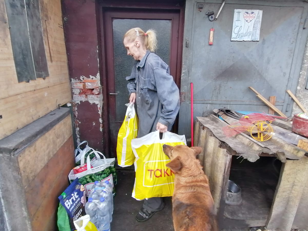 Čtenářky CNN Prima NEWS přivezly na silvestra Dagmar Palákové potravinovou pomoc. Pro ženu bez domova i její početná zvířata.