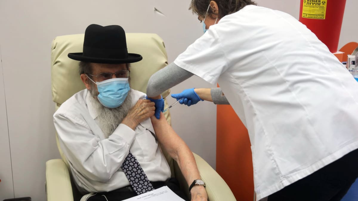 Izrael schválil užití čtvrté dávky vakcíny proti koronaviru pro nejrizikovější skupiny obyvatel.
