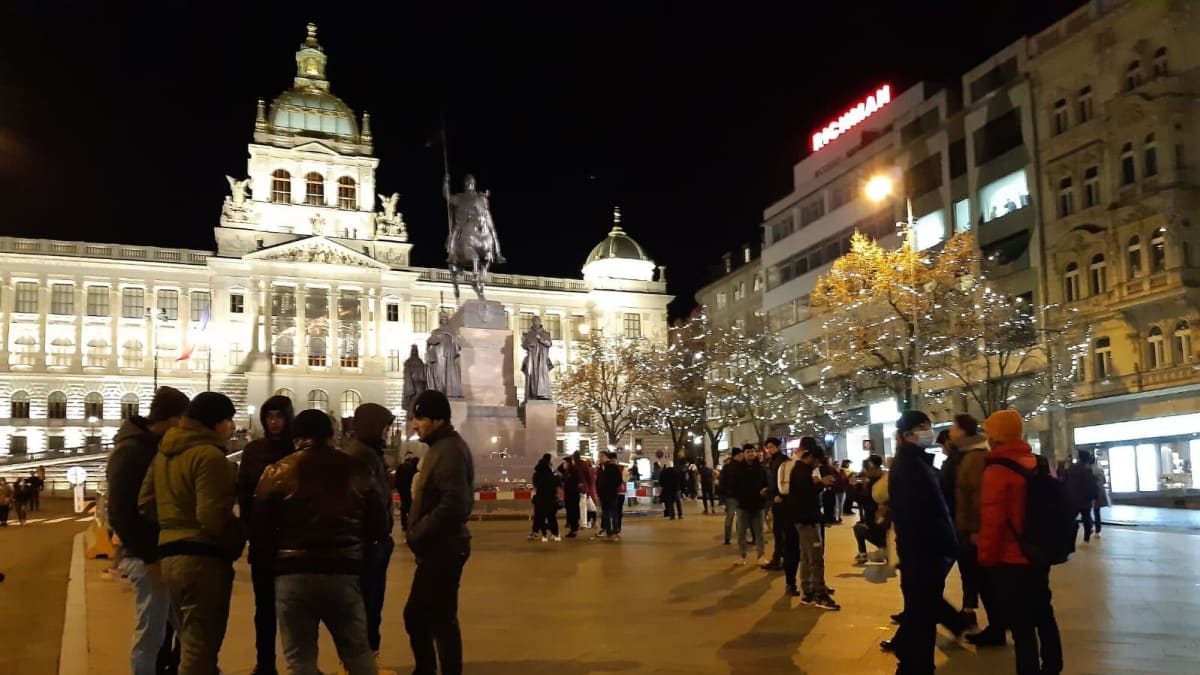 Lidé se shromažďují na pražském Václavském náměstí k oslavám Nového roku.