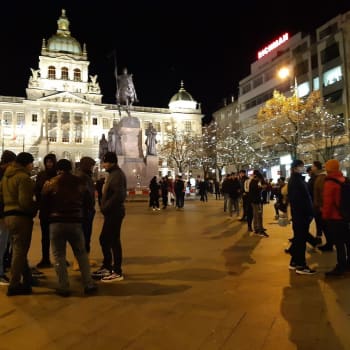 Lidé se shromažďují na pražském Václavském náměstí k oslavám Nového roku.