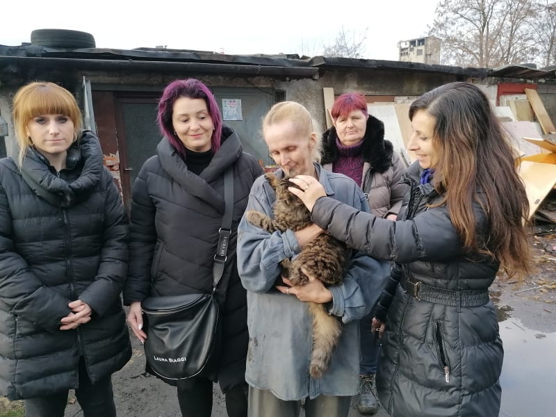 Čtenářky CNN Prima NEWS s bezdomovkyní Dagmar Palákovou, které přivezly hmotnou pomoc. Žena už 15 let žije v garáži, bez tekoucí vody a elektřiny. S 11 kočkami, psem a andulkami.