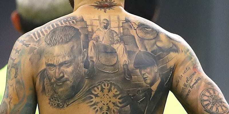 Záda obránce klubu Benfica Nicolase Otamendiho například zdobí tetování televizních postav včetně Waltera Whitea z Perníkového táty a Tommyho Shelbyho z Gangů z Birminghamu.