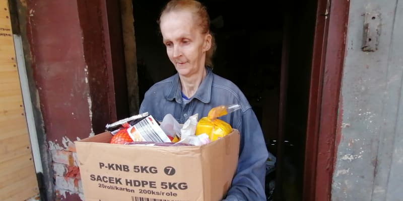 Čtenářky CNN Prima NEWS přivezly na silvestra bezdomovkyni Dagmar Palákové i potravinovou pomoc.