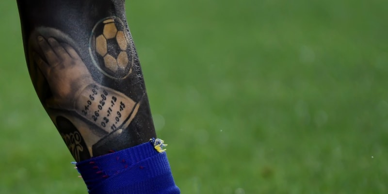 Legenda Lionel Messi má na svém těle více než 17 tetování. To nejneobvyklejší má umístěné kolem horní části třísel – obrázek rtů své manželky Antonelly. Ba jedné noze si musel nechat některá svá tetování začernit.