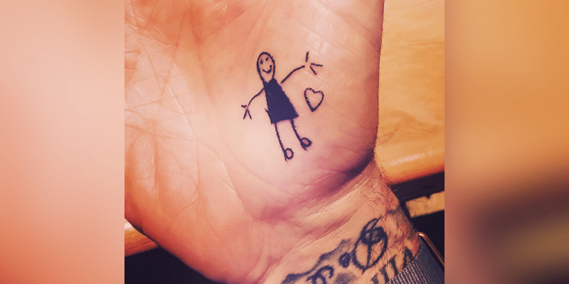 David Beckham má více než 40 tetování a většina z nich symbolizuje jeho rodinu. V roce 2015 si na ruku vedle srdíčka natrvalo vytetoval i kresbu tyčinkou od své dcery Harper. (zdroj: David Beckham)