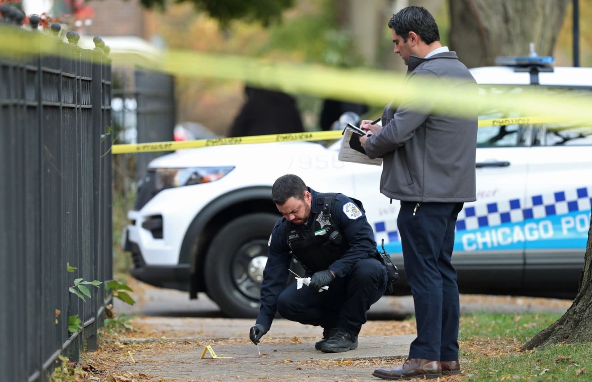 Chicagský policista zajišťuje důkazy na místě listopadové vraždy poblíž Hyde Parku