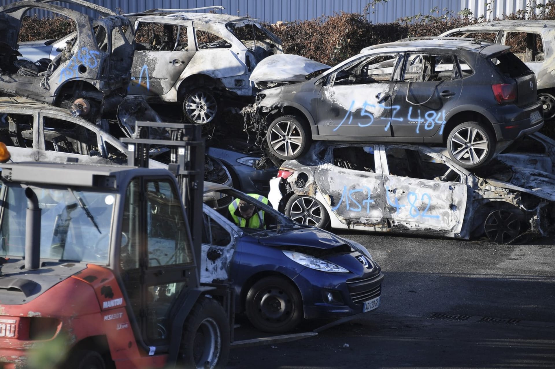 Zaměstnanci štrasburské radnice shromažďují auta, která shořela během oslav příchodu nového roku