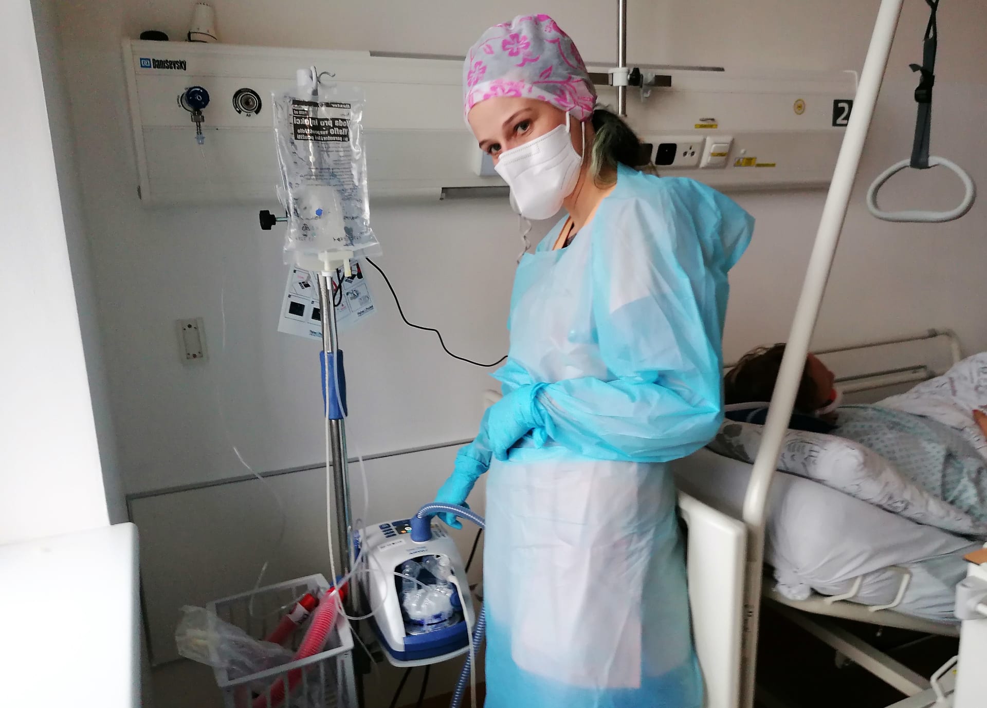 Alena Krajíčková během silvestrovské služby v Nemocnice AGEL v Novém Jičíně. U  kyslíkového přístroje AIRVO 2 Nasal High Flow, na který je na plicním oddělení napojena většina pacientů.