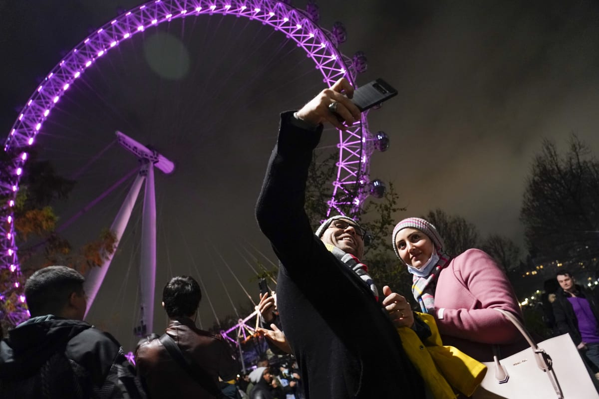 V britském Londýně proběhly oslavy i přes značné covidové restrikce.