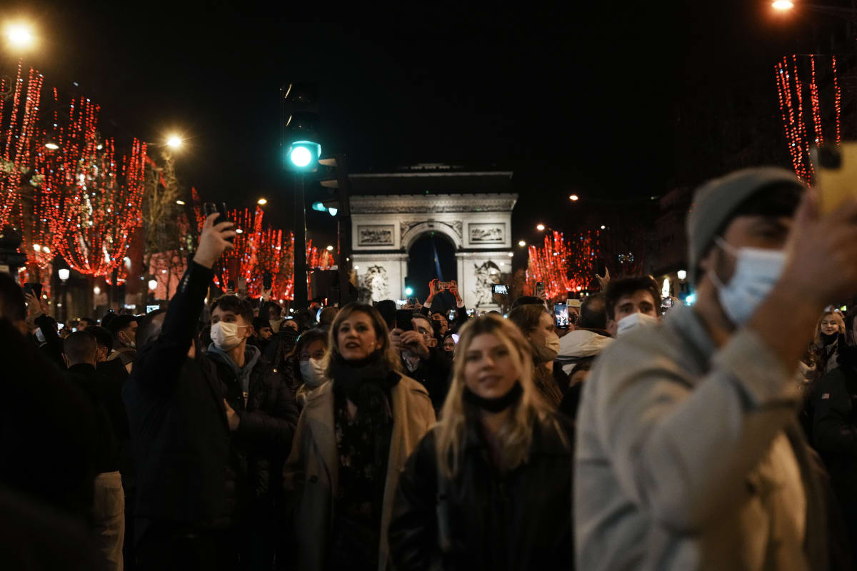 Silvestra vítali Francouzi přímo na pařížské Champs-Élysées.