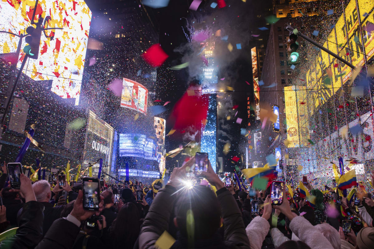 Lidé slaví příchod Nového roku na křižovatce Times Square v americkém New Yorku.