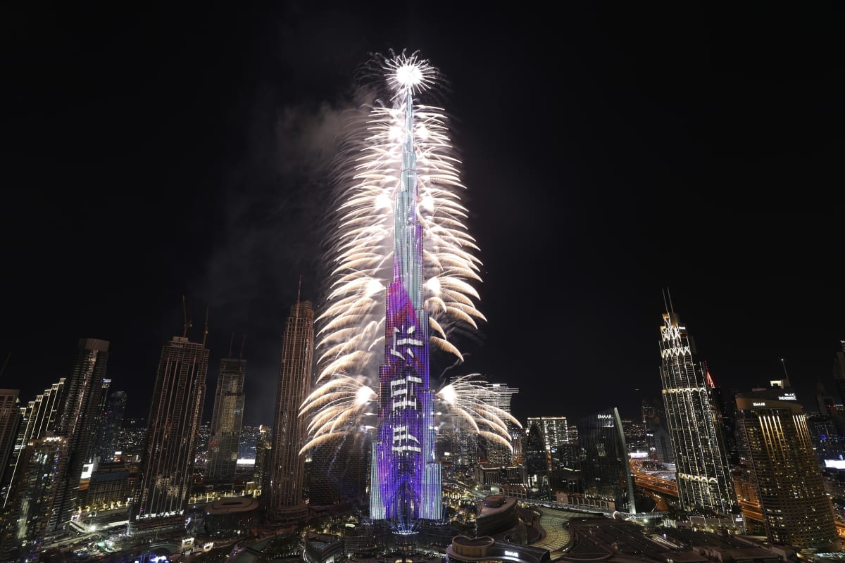 Nejvyšší budova světa Burdž Chalífa v Dubaji odstartoval Nový rok ohňostrojem.