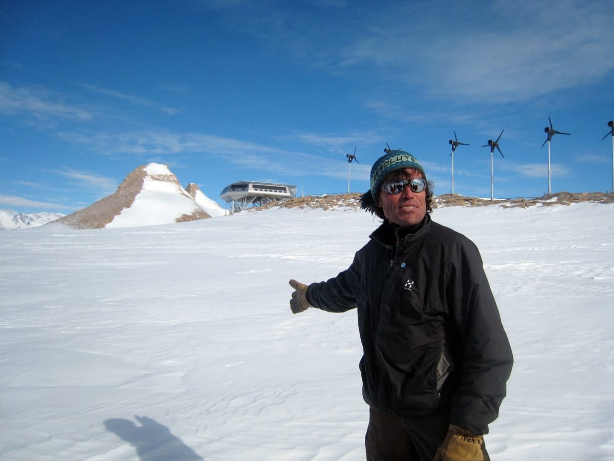 Belgický polárník Alain Hubert u výzkumné stanice princezny Alžběty na snímku z roku 2009