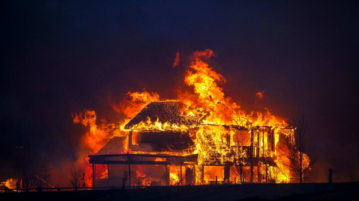 Požár v Coloradu pohltil nejméně 500 domů.