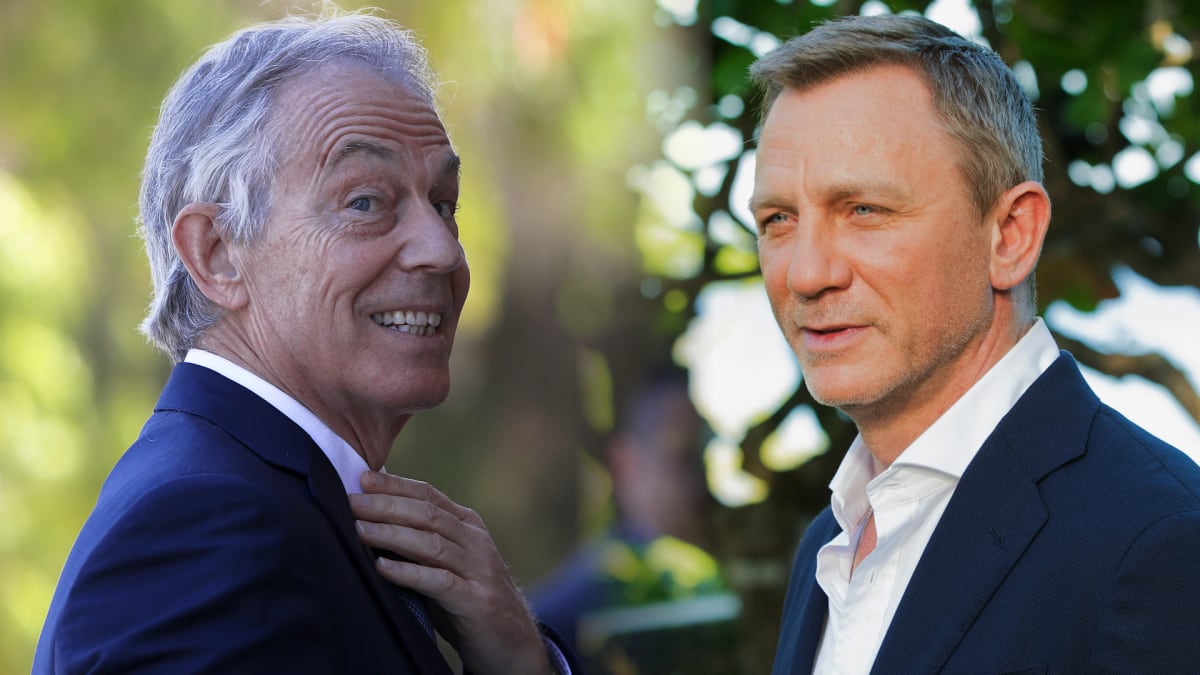 Ocenění od britské královny Alžběty II. se dočkali například bývalý ministerský předseda Tony Blair (vlevo) nebo filmová hvězda Daniel Craig (vpravo).