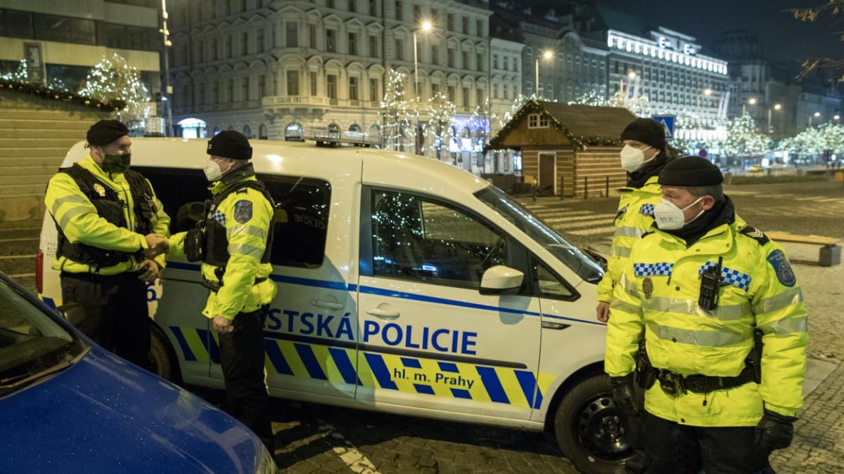 Policisté během novoročních oslav na Václavském náměstí
